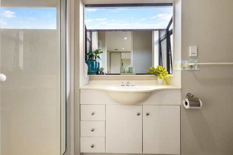 Photo of property in 1 Kenwick Place, Burswood, Auckland, 2013