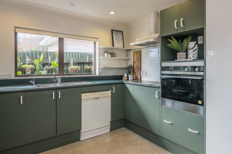 Photo of property in 1 Inverell Place, Waikanae, 5036