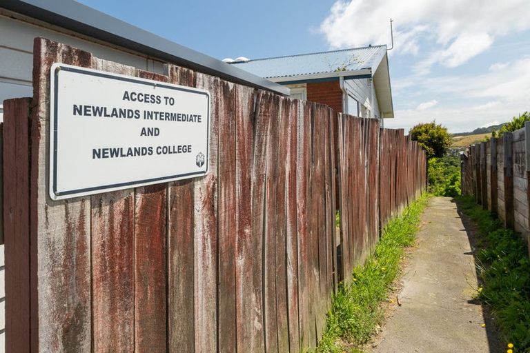 Photo of property in 12a Kingsbridge Place, Newlands, Wellington, 6037