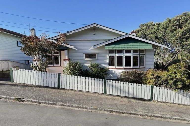 Photo of property in 2 Westland Road, Mount Cook, Wellington, 6021