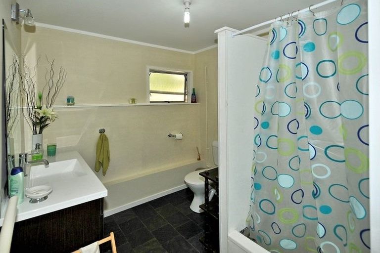 Photo of property in 20 Santiago Crescent, Unsworth Heights, Auckland, 0632