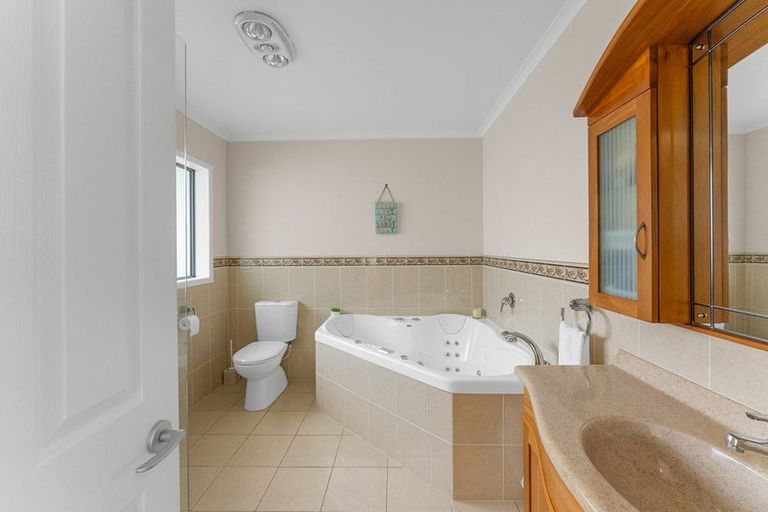 Photo of property in 10f Tupare Place, Highlands Park, New Plymouth, 4312