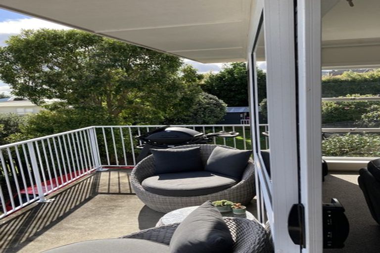 Photo of property in 11 Dawnhaven Drive, Te Atatu Peninsula, Auckland, 0610