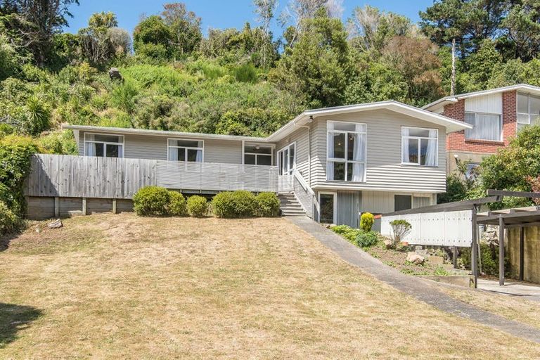 Photo of property in 82 Newlands Road, Newlands, Wellington, 6037