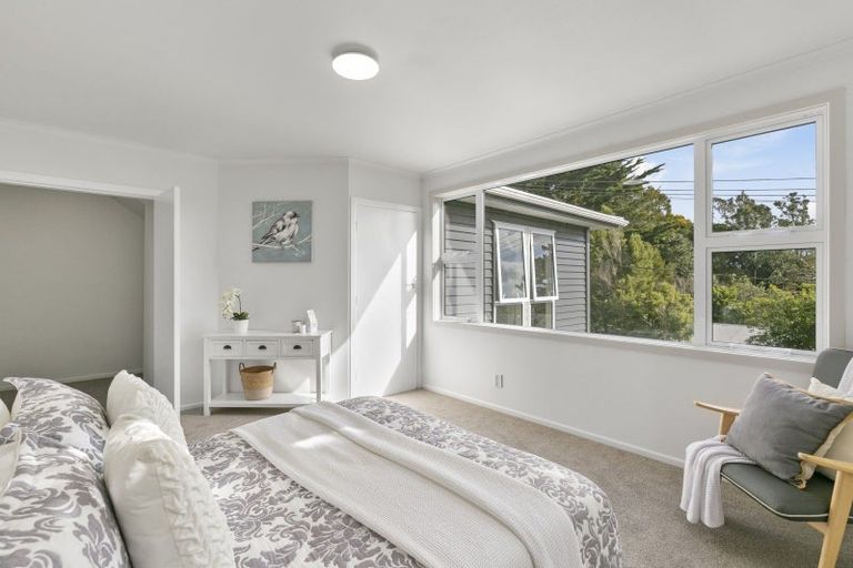 Photo of property in 9 Lomond Street, Newlands, Wellington, 6037