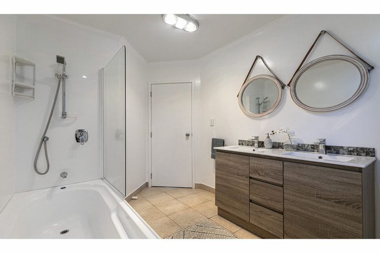 Photo of property in 17 Matija Place, Red Beach, 0932