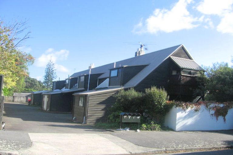 Photo of property in 2d Pitoitoi Road, Days Bay, Lower Hutt, 5013