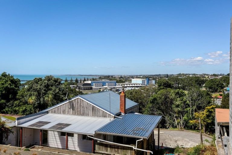 Photo of property in 32 Ngamotu Road, Moturoa, New Plymouth, 4310