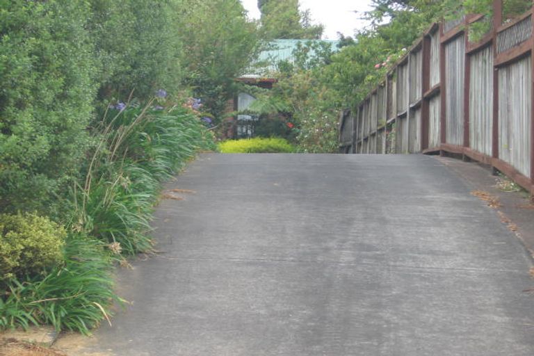 Photo of property in 2/11 Sunhaven Avenue, Glenfield, Auckland, 0629