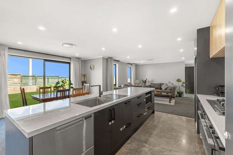 Photo of property in 2 Atutahi Street, Hurdon, New Plymouth, 4310