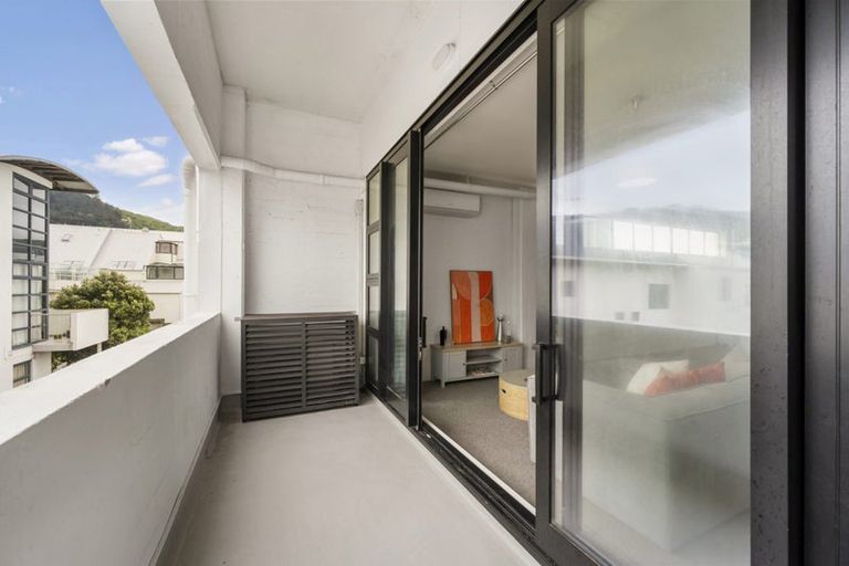 Photo of property in Endeavour Apartments, 18/125u Thorndon Quay, Pipitea, Wellington, 6011