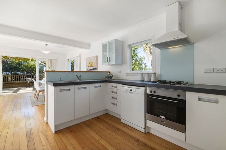 Photo of property in 1a/1 Scarboro Terrace, Murrays Bay, Auckland, 0630