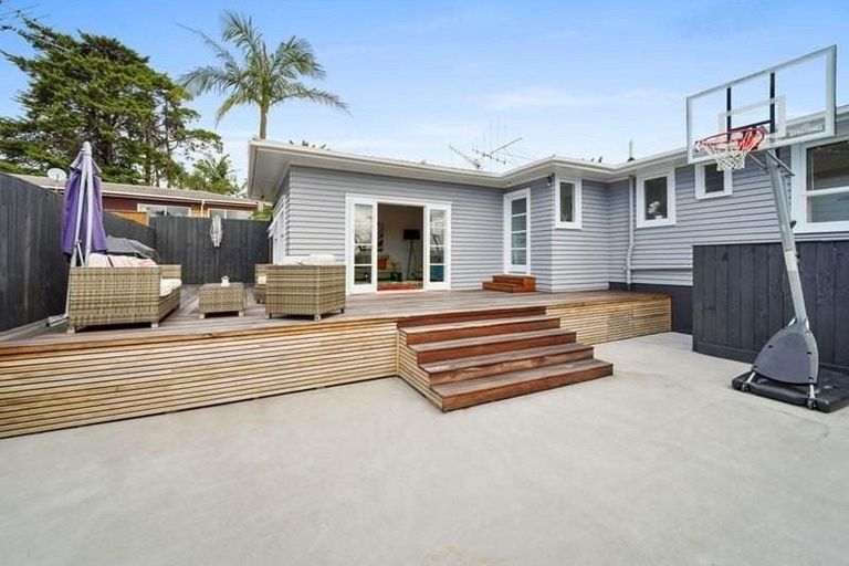 Photo of property in 1/8 Arrow Road, Forrest Hill, Auckland, 0620