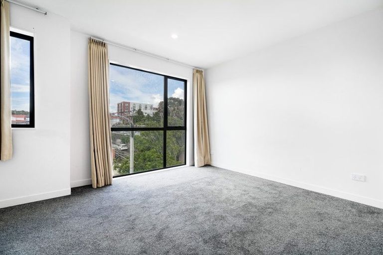 Photo of property in 19 Taipahitini Road, Rosehill, 2113