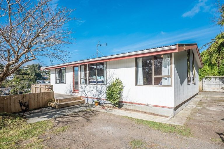 Photo of property in 117 Newlands Road, Newlands, Wellington, 6037