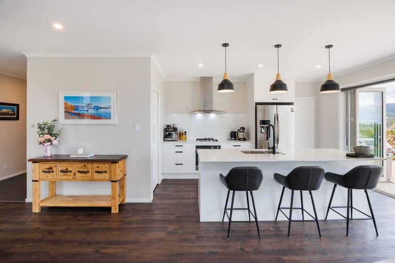 Photo of property in 16 Cyprus Place, Fitzherbert, Palmerston North, 4410
