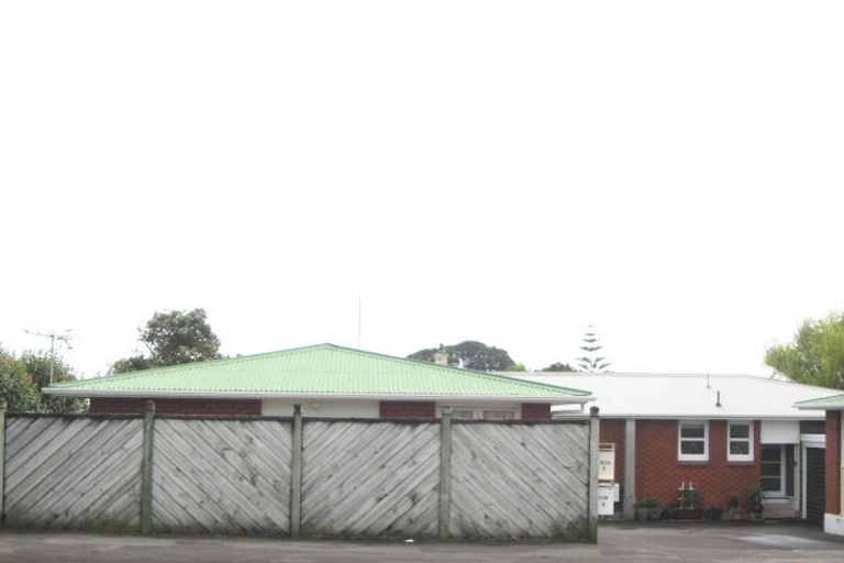 Photo of property in 2/306 Devon Street West, New Plymouth, 4310