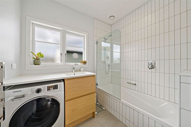 Photo of property in 17a Clinton Avenue, Te Atatu Peninsula, Auckland, 0610