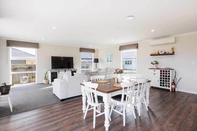 Photo of property in 16 Cyprus Place, Fitzherbert, Palmerston North, 4410