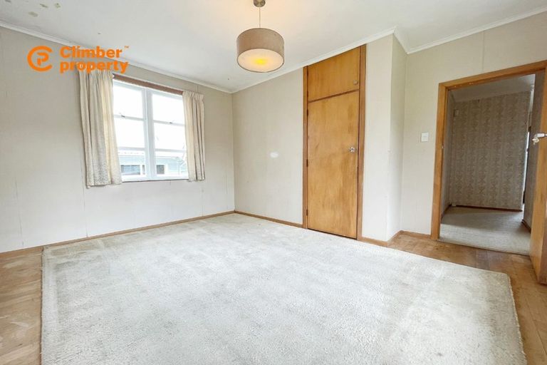 Photo of property in 8 Sherwood Avenue, Te Atatu South, Auckland, 0610