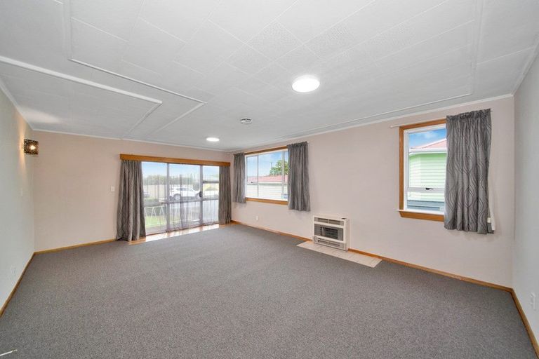 Photo of property in 8 Bone Crescent, Hawera, 4610