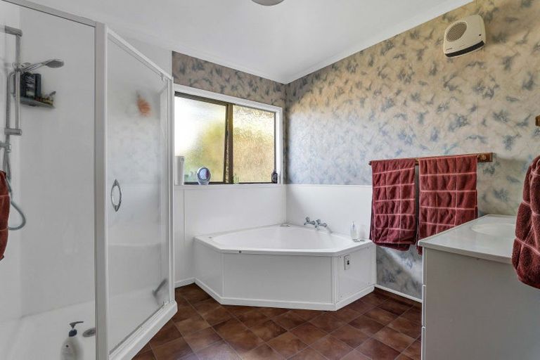 Photo of property in 44 Rawhitiroa Road, Eltham, 4322