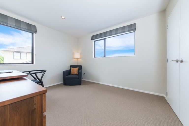 Photo of property in 22 Catlins Place, Fairview Heights, Auckland, 0632