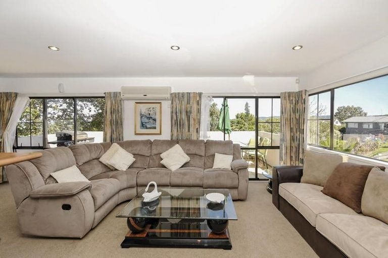 Photo of property in 2 Cyclarama Crescent, Massey, Auckland, 0614