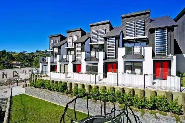Photo of property in 2/10 Silver Moon Road, Albany Heights, Auckland, 0632