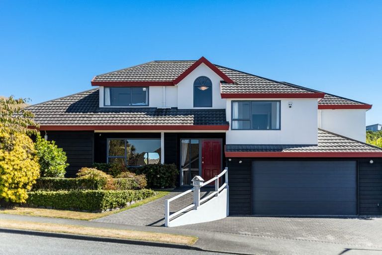 Photo of property in 122 Westchester Drive, Churton Park, Wellington, 6037
