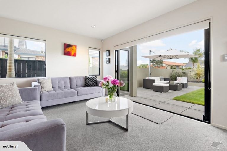 Photo of property in 48a Picasso Drive, West Harbour, Auckland, 0618