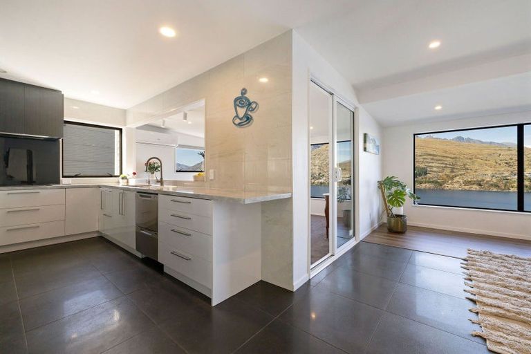 Photo of property in 22 Golden Terrace, Queenstown, 9300