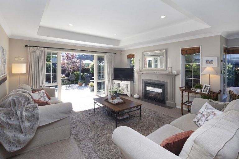 Photo of property in 10 Willowview Drive, Redwood, Christchurch, 8051