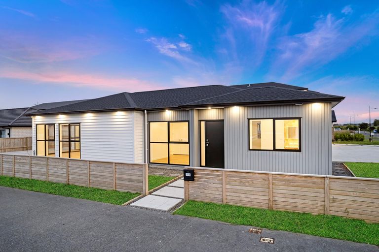 Photo of property in 28 Korowhiti Road, Clarks Beach, 2122