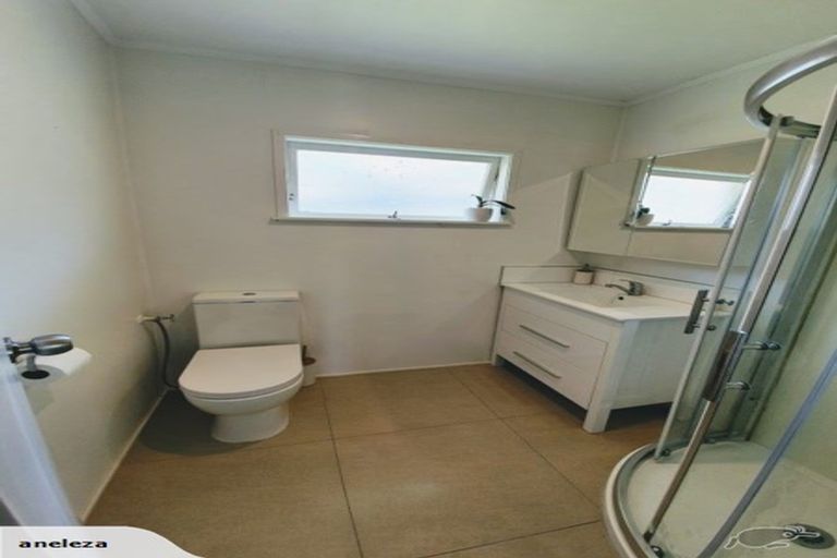 Photo of property in 2/24 Sovereign Place, Glenfield, Auckland, 0629