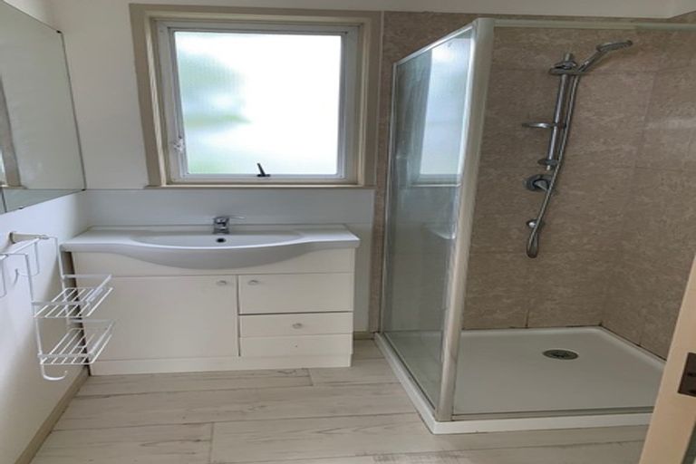 Photo of property in 1/4 Orton Street, Glenfield, Auckland, 0627