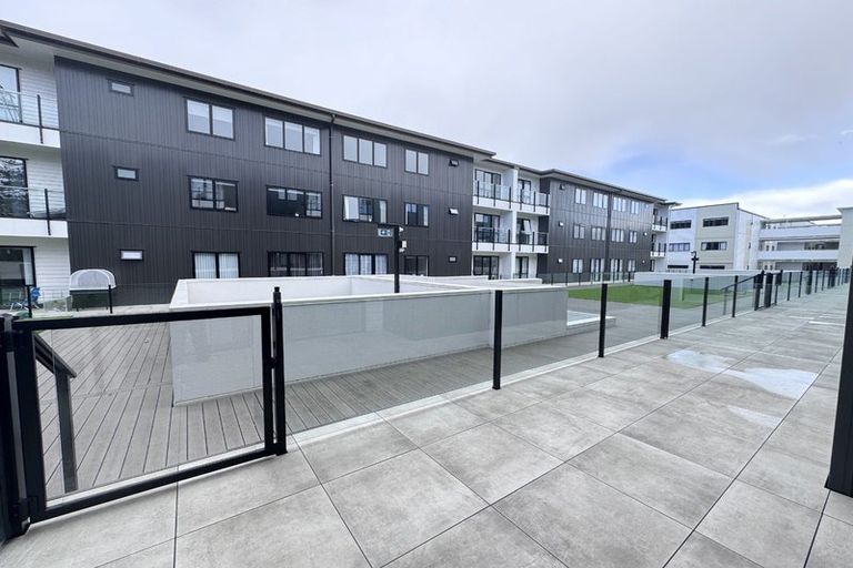 Photo of property in 2/11 Carlos Drive, Flat Bush, Auckland, 2016