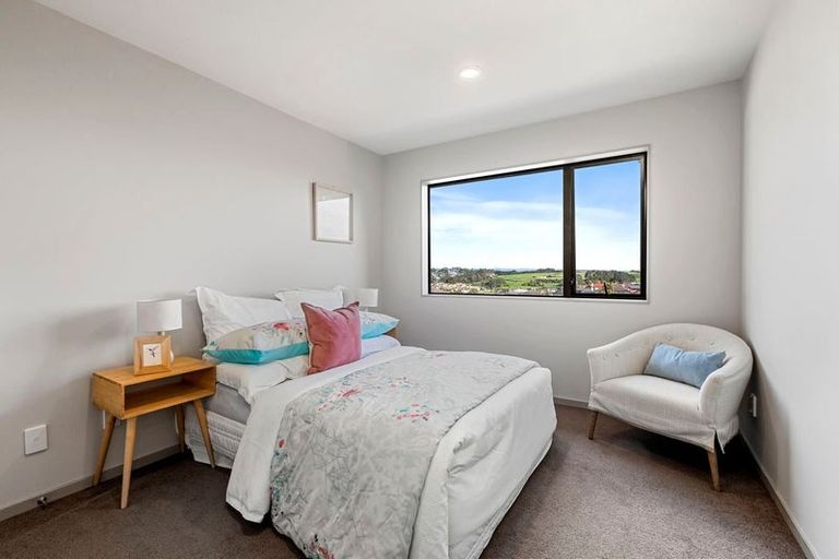 Photo of property in 33 Kilkelly Avenue, Pinehill, Auckland, 0632