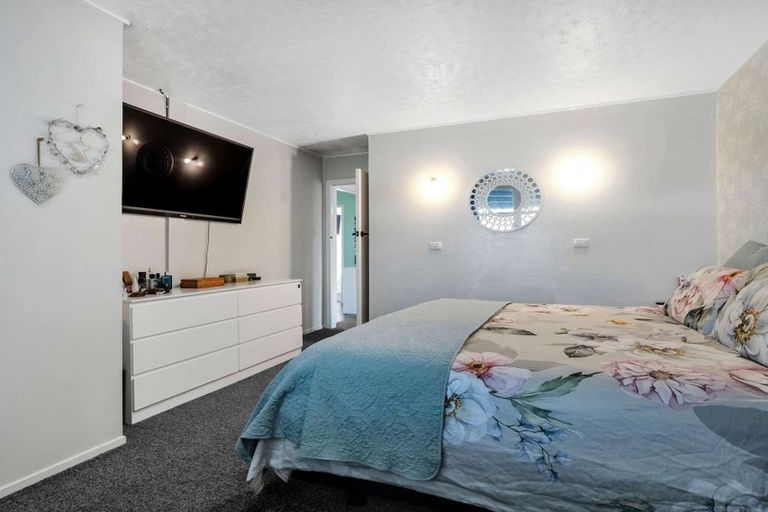 Photo of property in 37 Kawaha Point Road, Fairy Springs, Rotorua, 3015