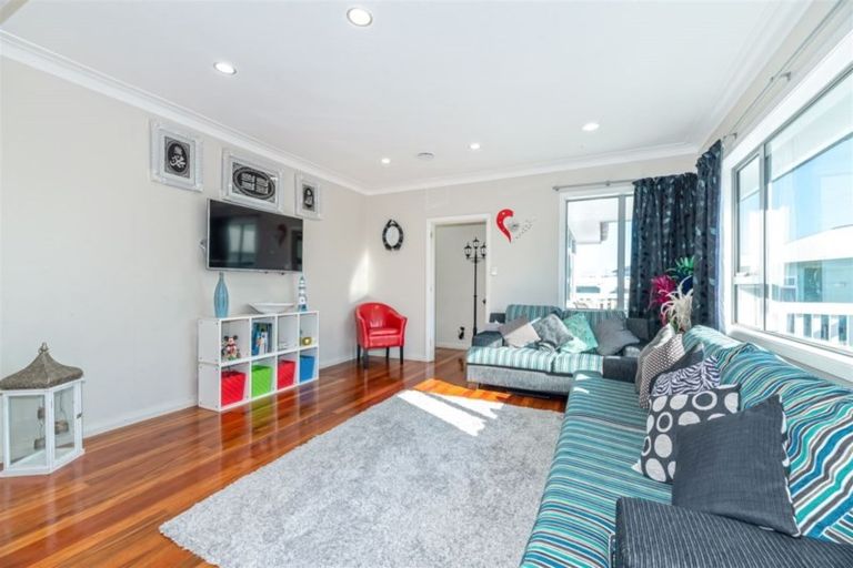 Photo of property in 8a Gloria Avenue, Te Atatu Peninsula, Auckland, 0610