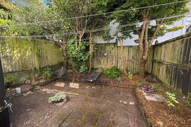 Photo of property in 24/10 Pitarua Street, Thorndon, Wellington, 6011