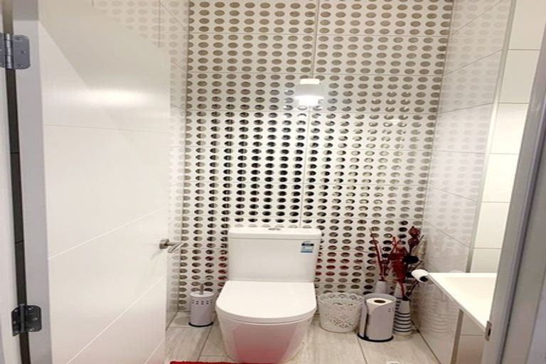 Photo of property in 37 Newington Road, Henderson, Auckland, 0612