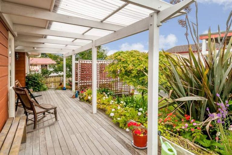 Photo of property in 2/28 Caribbean Drive, Unsworth Heights, Auckland, 0632