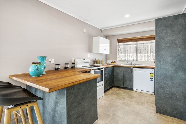 Photo of property in 18 Kearney Place, Massey, Auckland, 0614