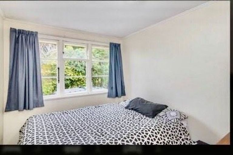 Photo of property in 1 Wakefield Terrace, Tawa, Wellington, 5028