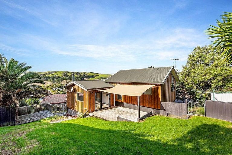 Photo of property in 15 Empressa Heights, Helensville, 0800