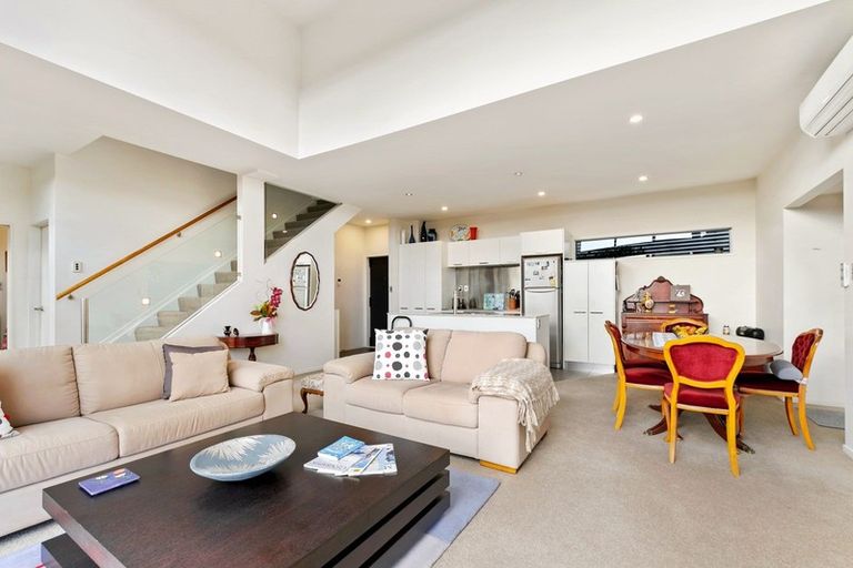 Photo of property in 76h Edmonton Road, Henderson, Auckland, 0612