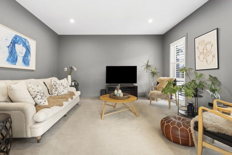 Photo of property in 33 Little Alpha Loop, Wanaka, 9305