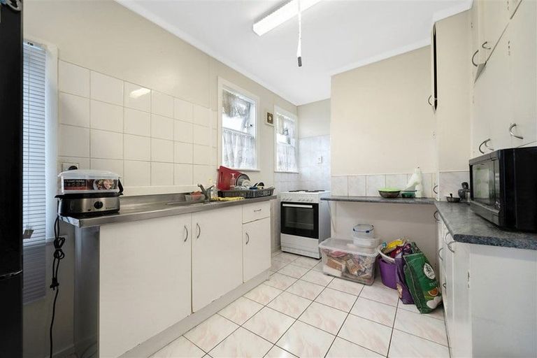 Photo of property in 2 Fruitvale Road, New Lynn, Auckland, 0600