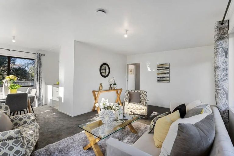 Photo of property in 2/128a Bruce Mclaren Road, Henderson, Auckland, 0612